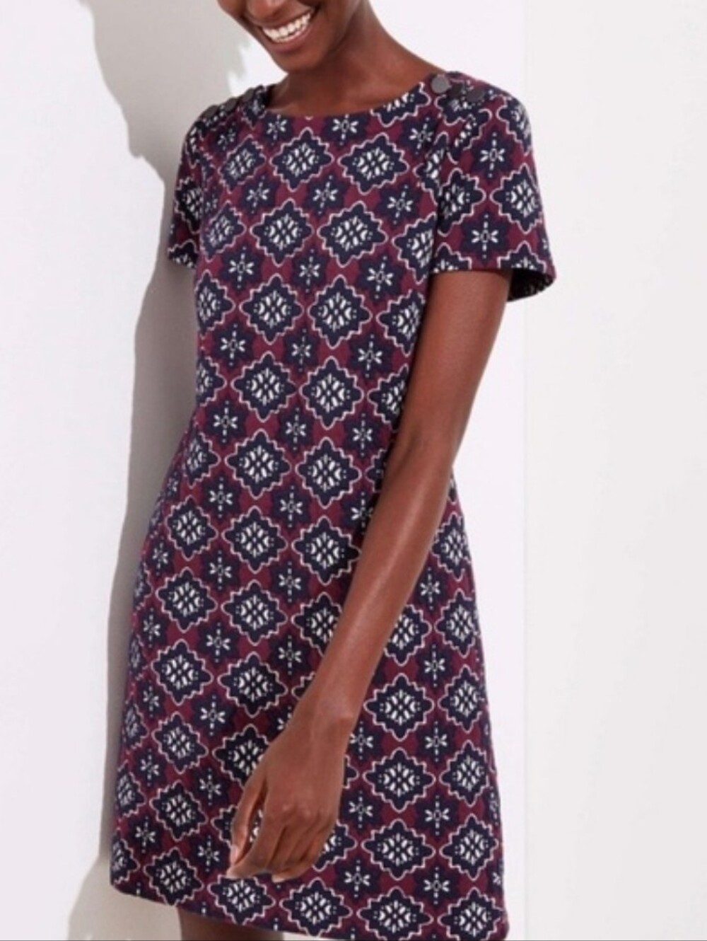 LOFT Maroon Quilted Jacquard Shift Dress Cap Sleeve Button Detail Size 4